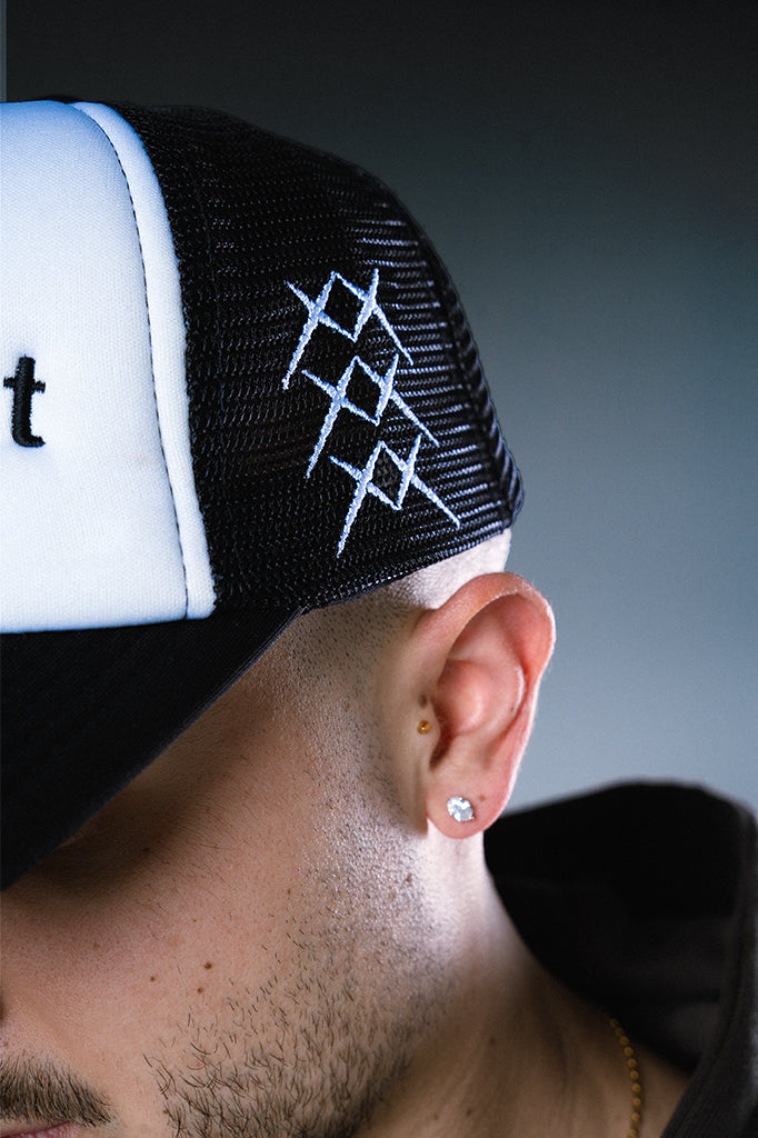 CONTRAST TRUCKER